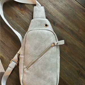 Crossbody purse light gray